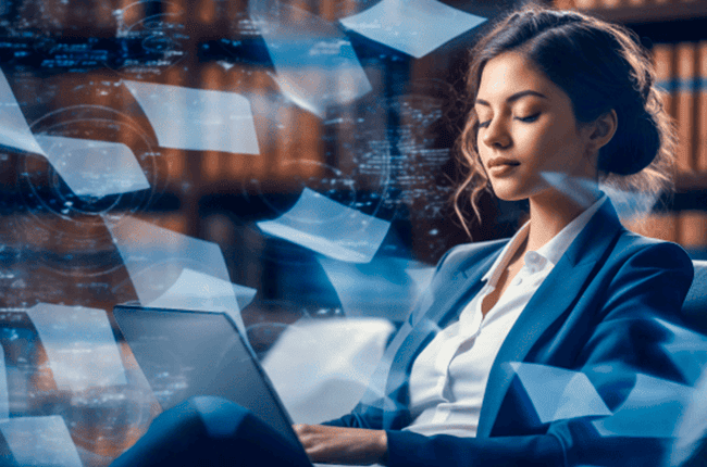 Plataformas-Digitales-Imagen Transformación digital del sector público con plataformas digitales - Cuantico, mujer interactuando con documentos digitales