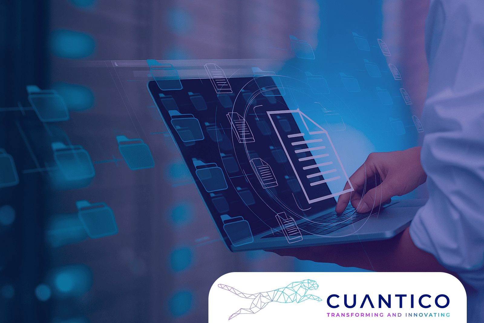Transformación Digital de Documentos Públicos: Gestión Eficiente con Cuantico Persona utilizando laptop con interfaz digital de carpetas y documentos, representando la gestión documental digital en entidades públicas con soluciones de Cuantico.